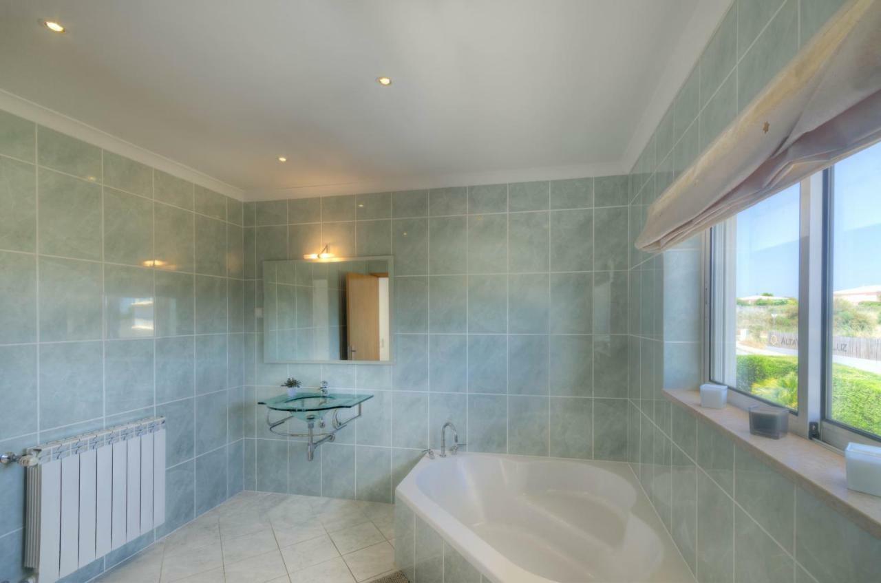 Villa Montanha, Luxury Coastal Villa, With Swimming Pool, Loungers And Alfresco Dining, 10 Min Walk To The Beautiful Praia Da Luz Beach, Shops, Bars And Restaurants! Exterior foto